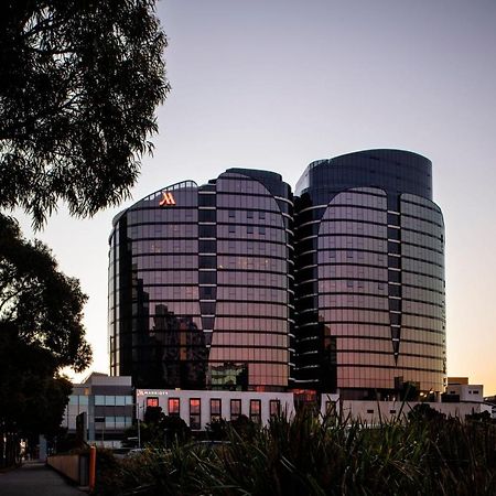 Melbourne Marriott Hotel Docklands Kültér fotó The Marriott Melbourne Docklands