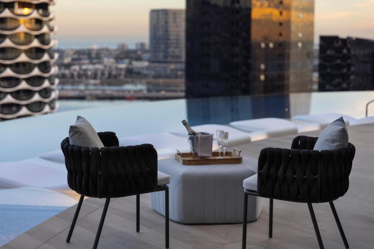 Melbourne Marriott Hotel Docklands Kültér fotó The rooftop bar at the Ritz-Carlton, Melbourne
