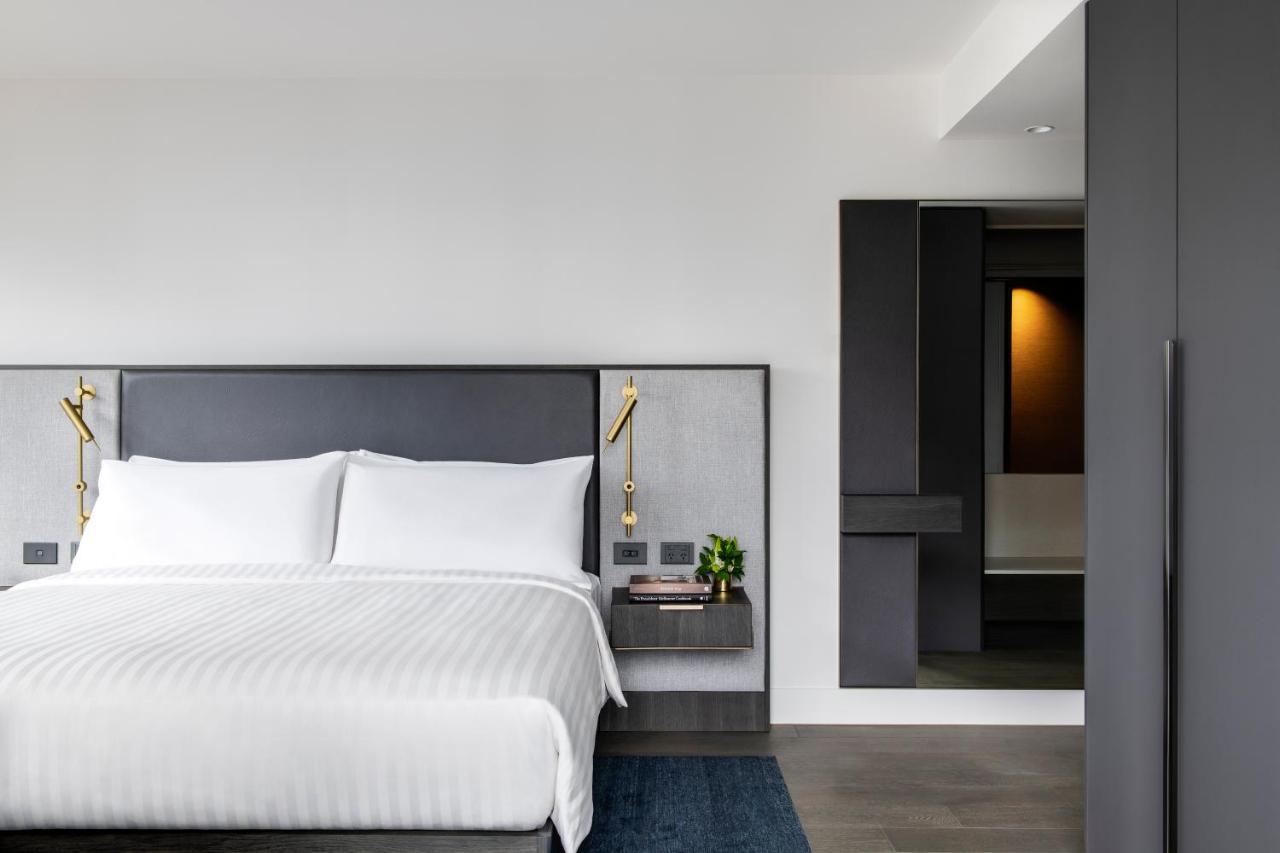 Melbourne Marriott Hotel Docklands Kültér fotó A bedroom at the hotel