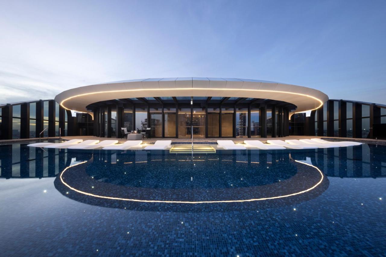 Melbourne Marriott Hotel Docklands Kültér fotó The Sky Pool at One Blackfriars