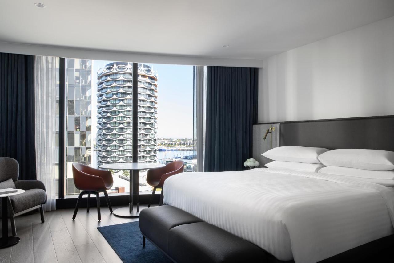 Melbourne Marriott Hotel Docklands Kültér fotó A guest room at the hotel
