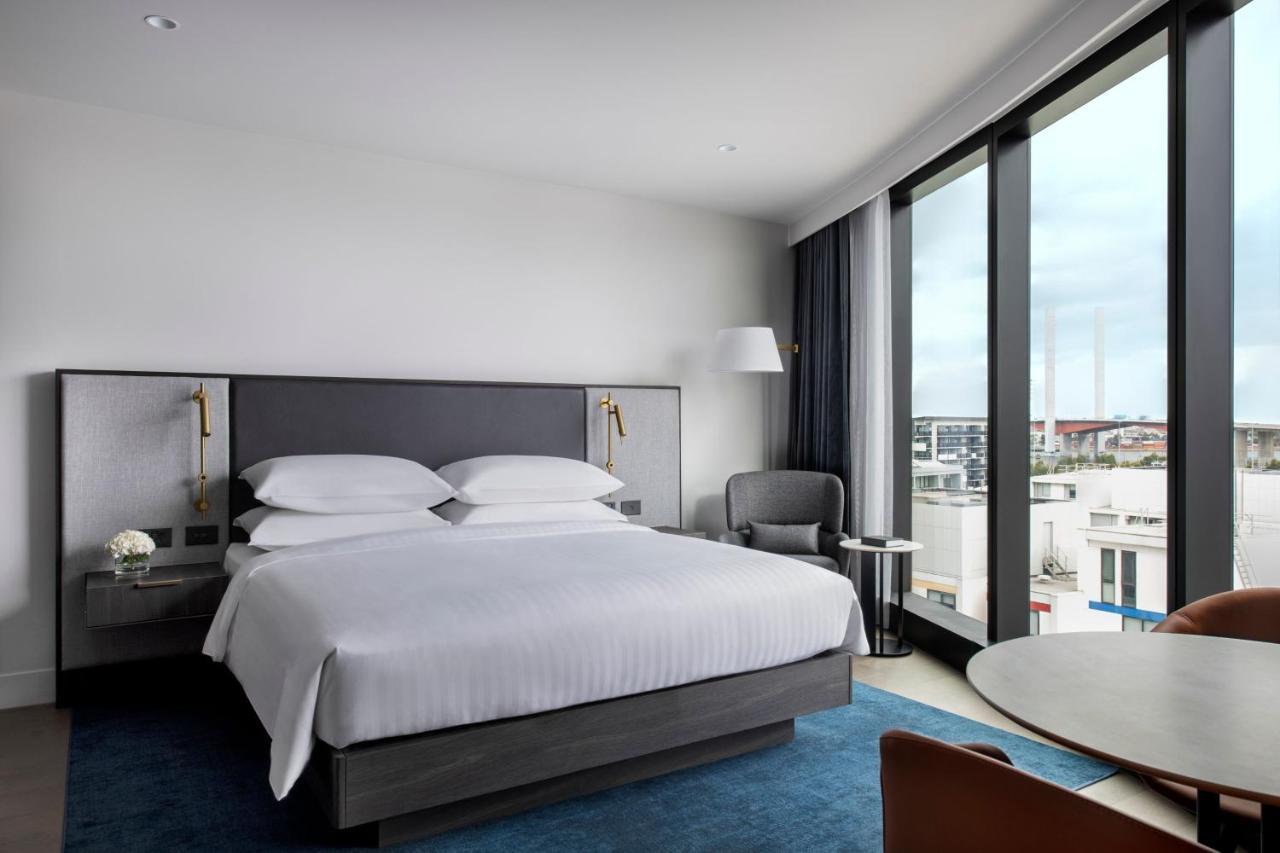 Melbourne Marriott Hotel Docklands Kültér fotó A guest room at the hotel