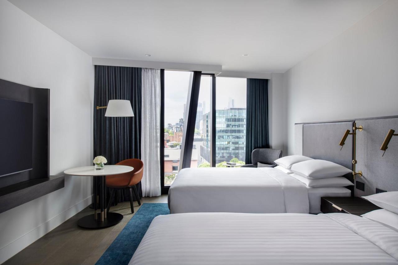 Melbourne Marriott Hotel Docklands Kültér fotó A guest room at the hotel