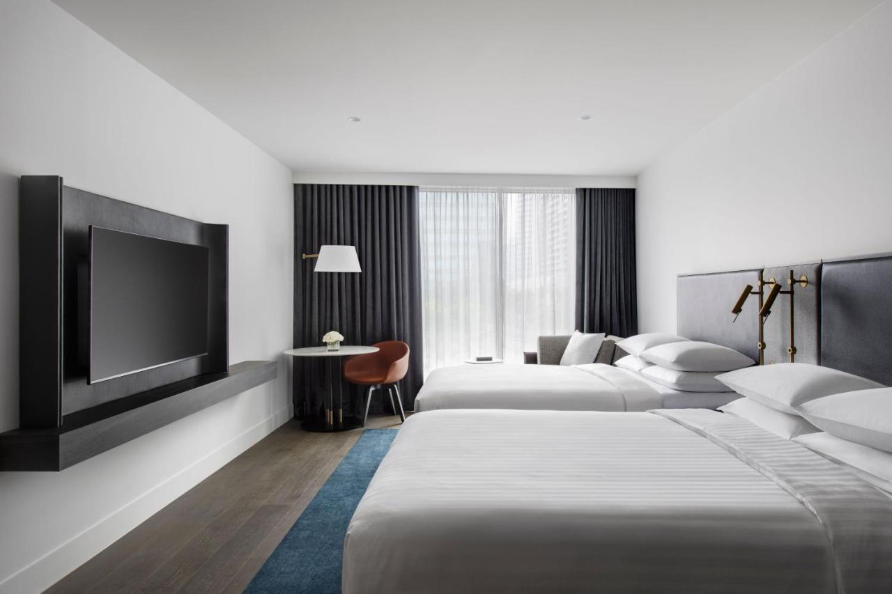 Melbourne Marriott Hotel Docklands Kültér fotó A guest room at the Hotel Indigo in Boston, Massachusetts