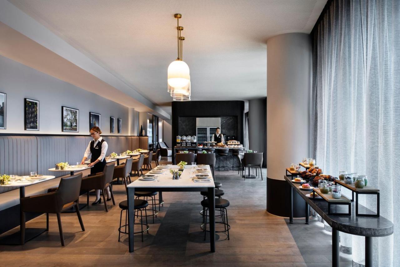 Melbourne Marriott Hotel Docklands Kültér fotó The lounge at London Heathrow Airport