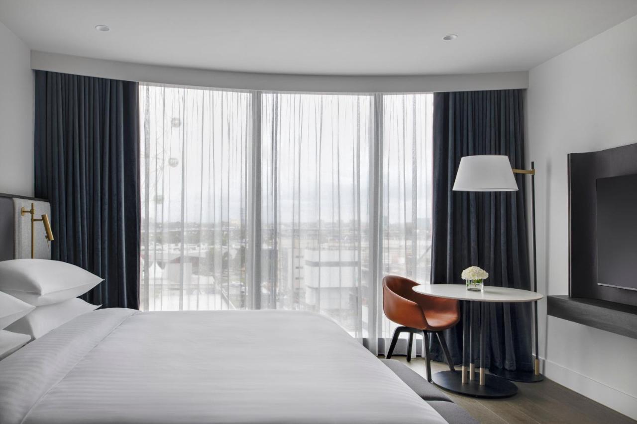 Melbourne Marriott Hotel Docklands Kültér fotó A guest room at the hotel
