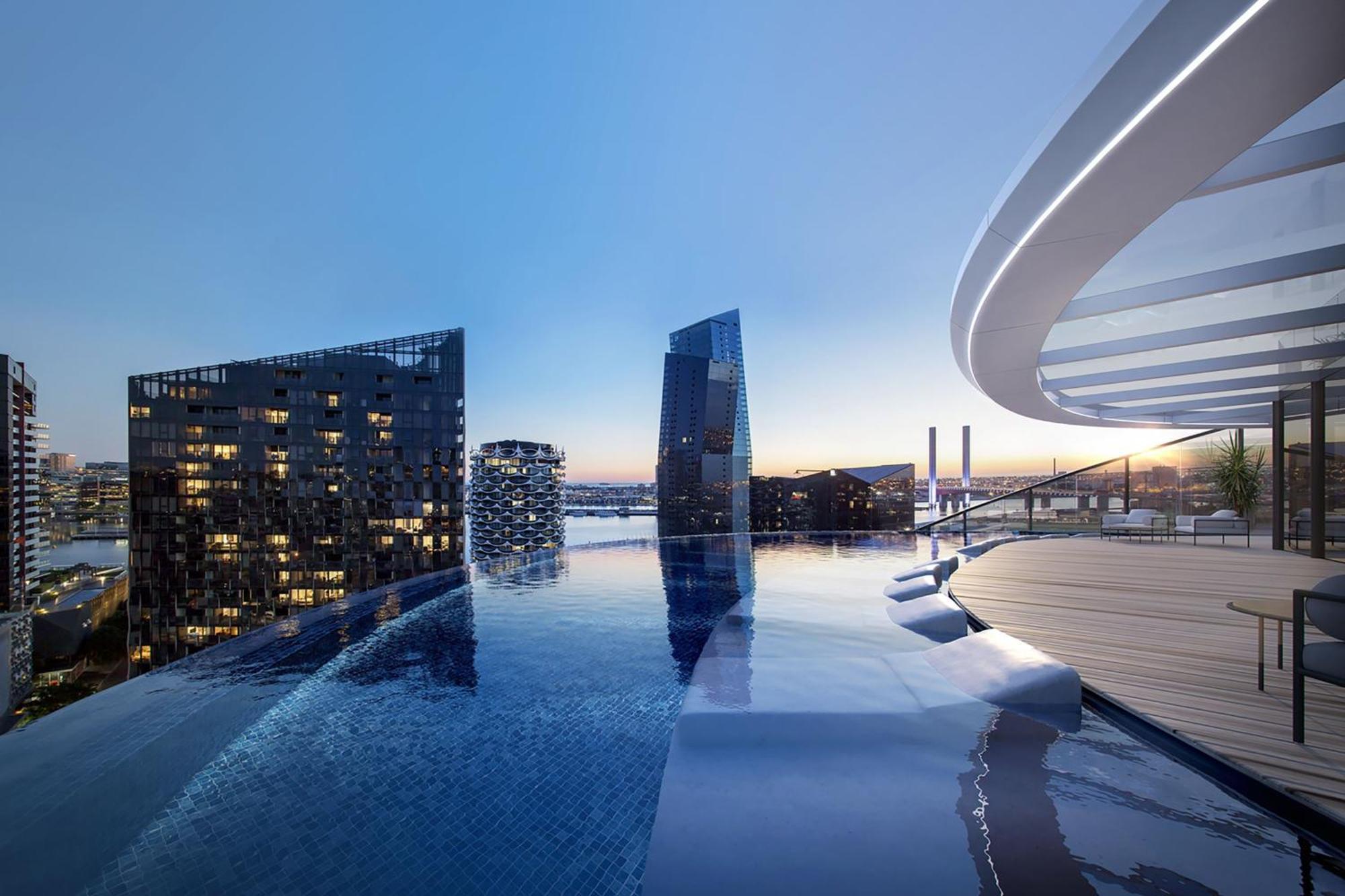 Melbourne Marriott Hotel Docklands Kültér fotó Skyline pool