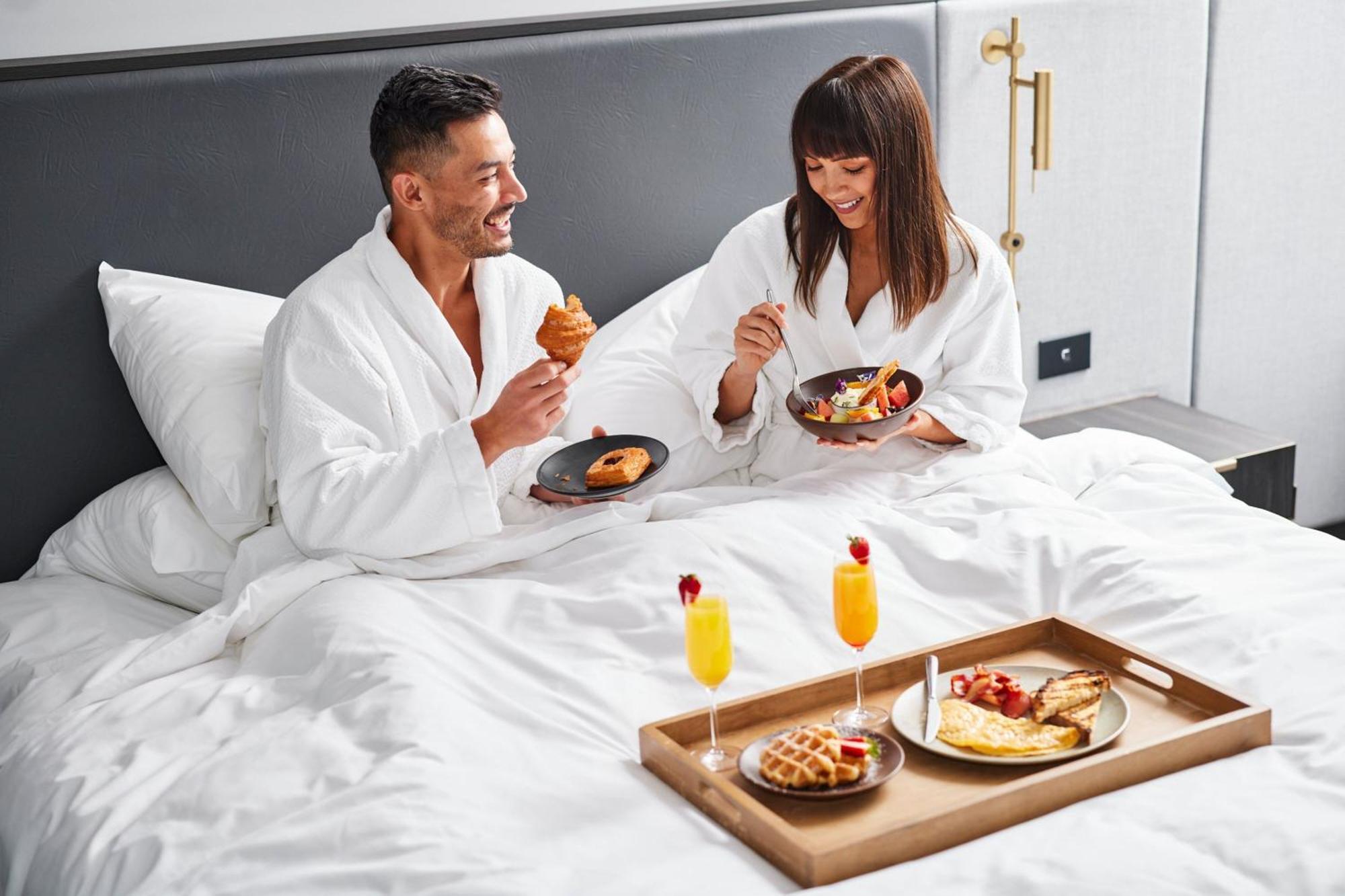 Melbourne Marriott Hotel Docklands Kültér fotó Room service