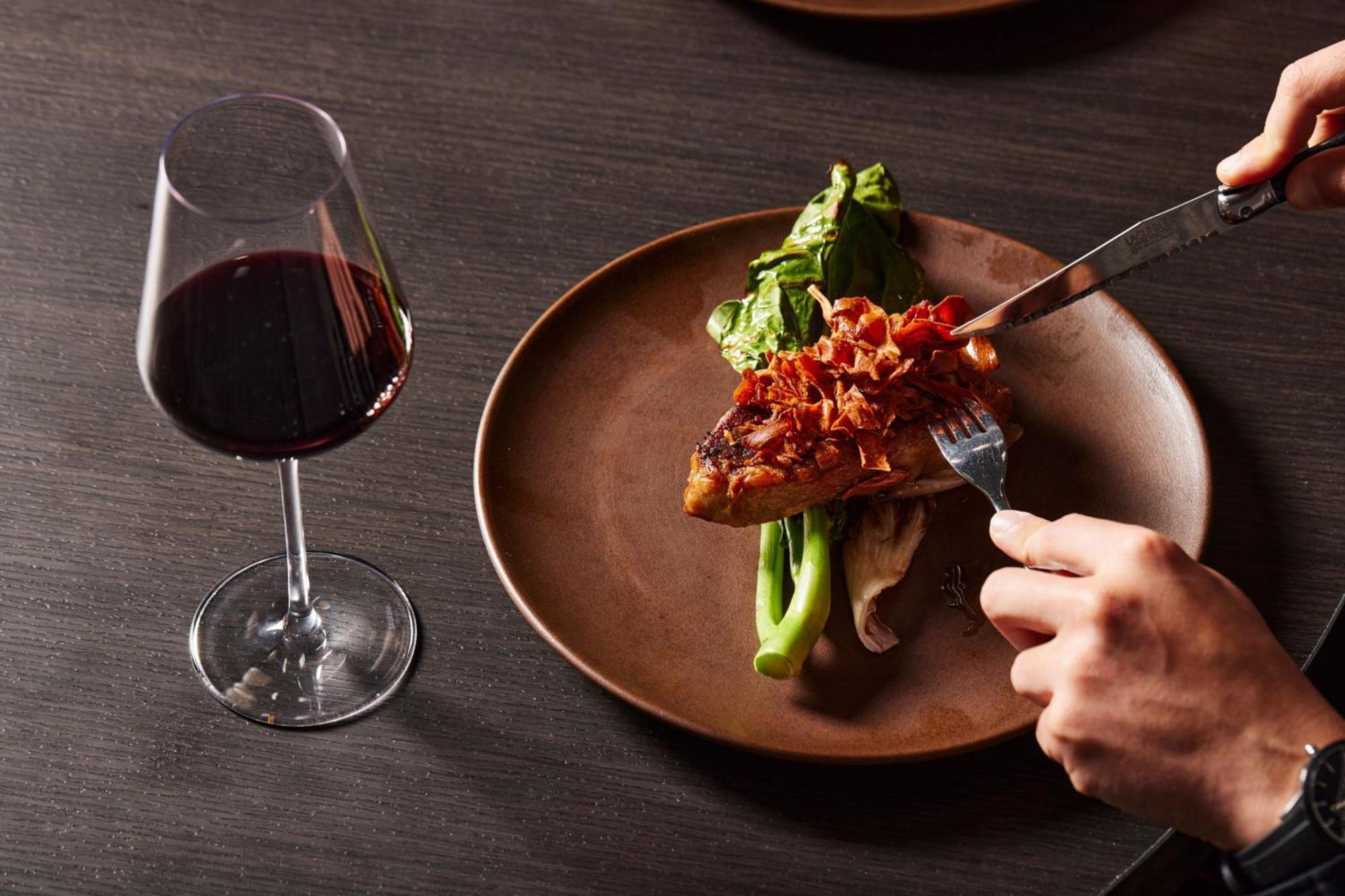 Melbourne Marriott Hotel Docklands Kültér fotó A wine glass