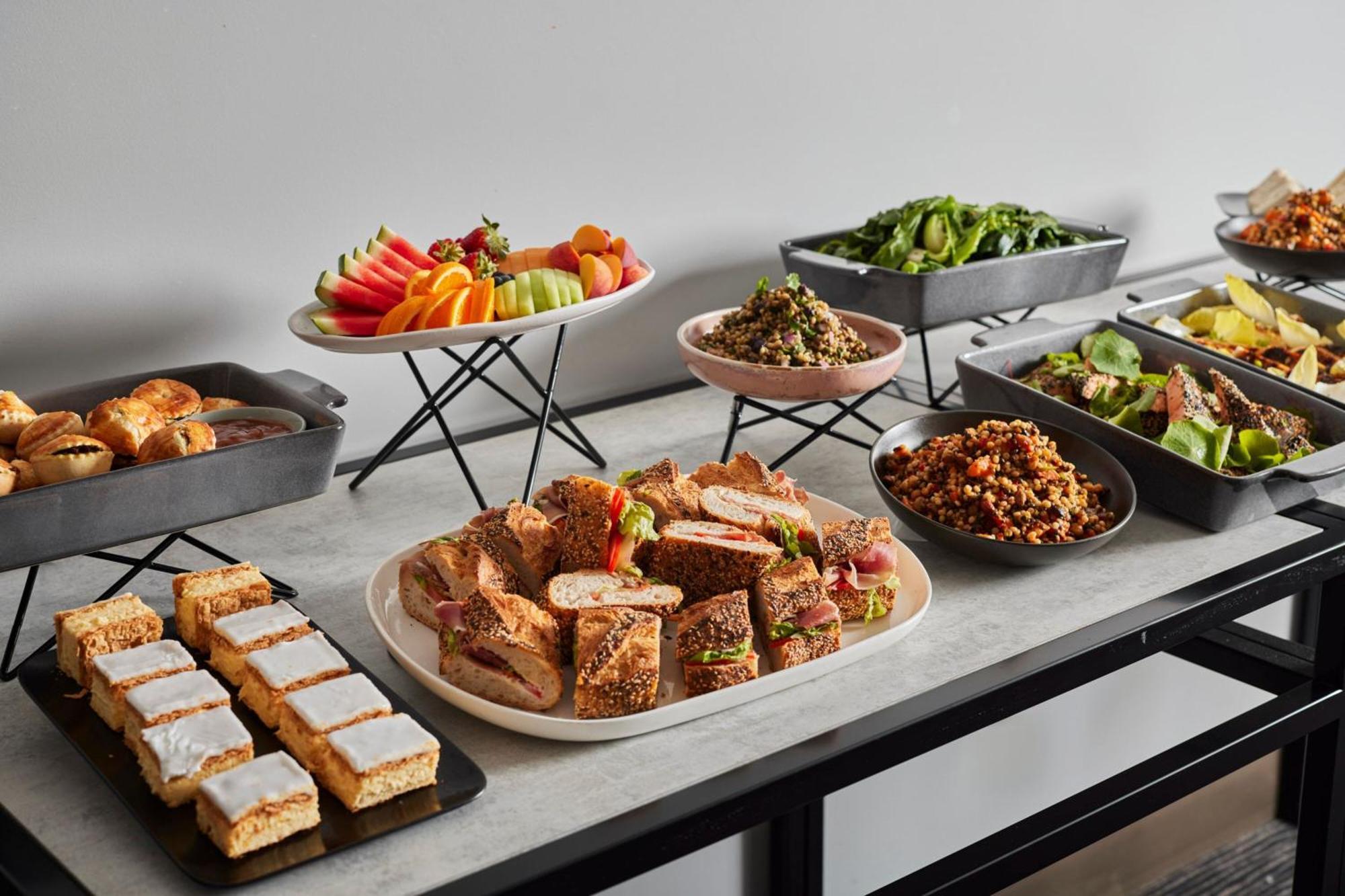 Melbourne Marriott Hotel Docklands Kültér fotó A buffet