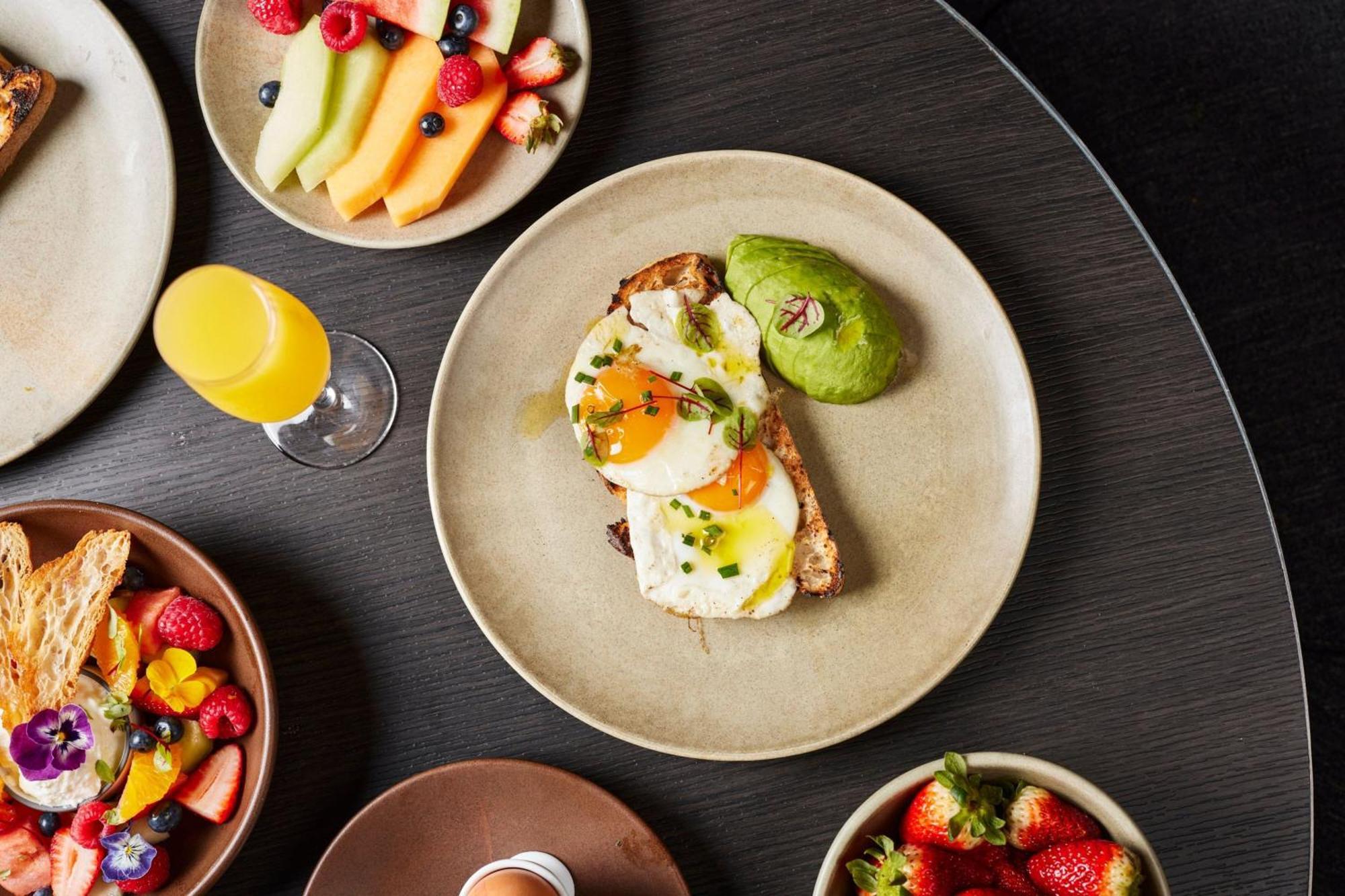 Melbourne Marriott Hotel Docklands Kültér fotó Avocado and egg on toast