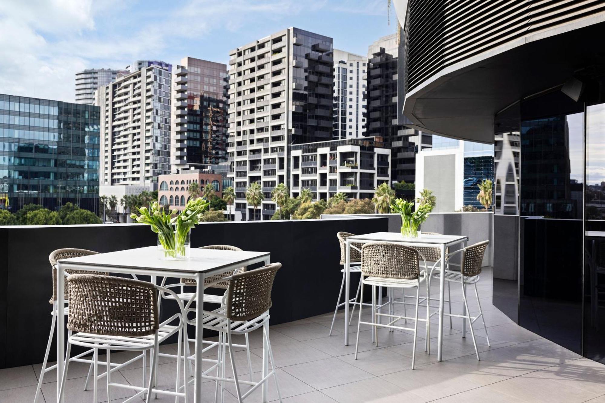 Melbourne Marriott Hotel Docklands Kültér fotó The rooftop bar at the Hotel