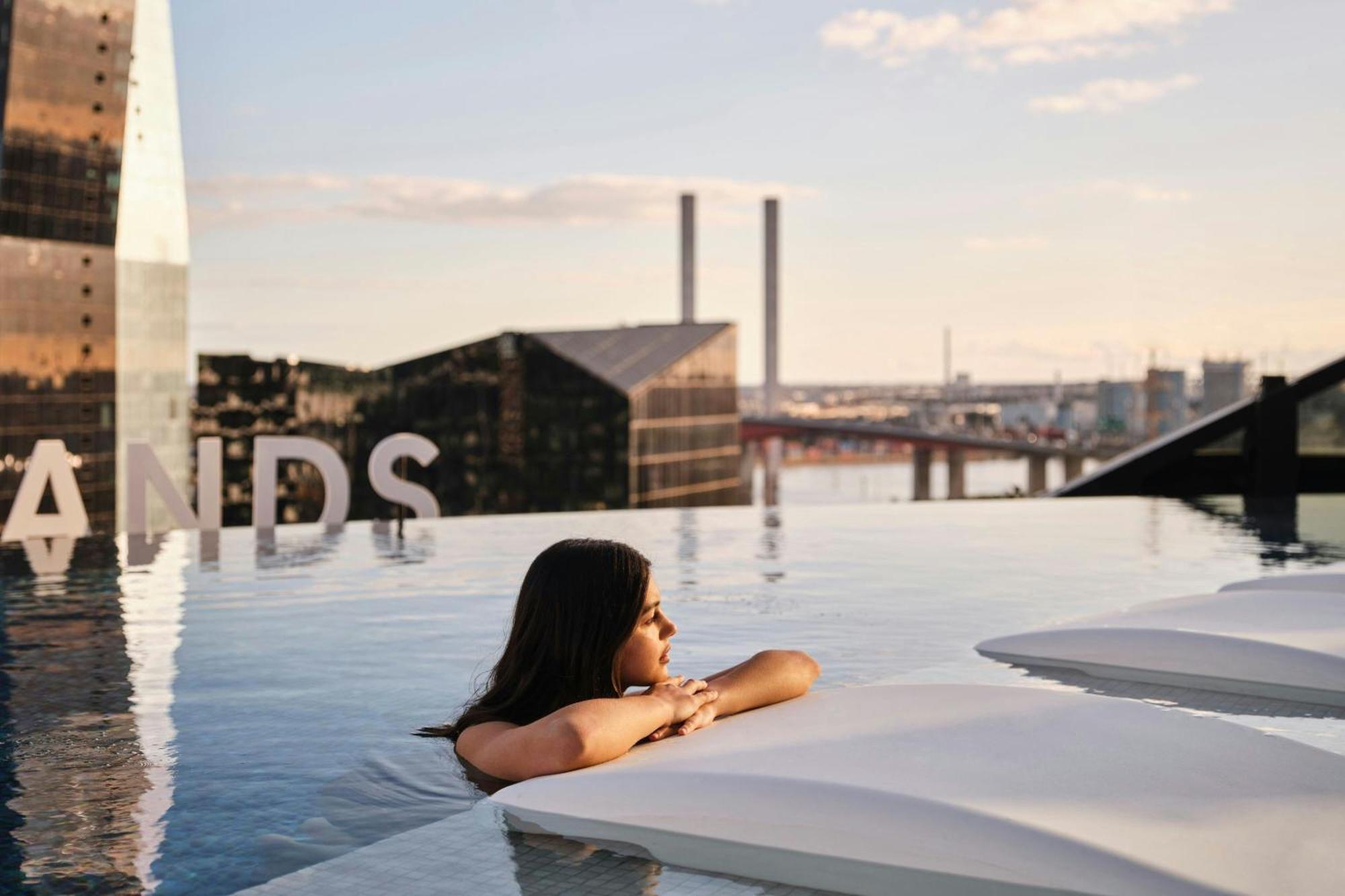 Melbourne Marriott Hotel Docklands Kültér fotó Skyline pool