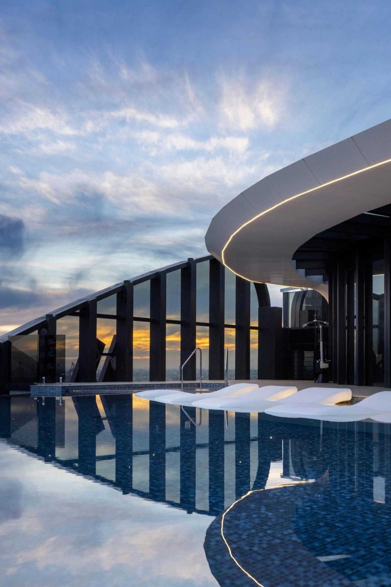 Melbourne Marriott Hotel Docklands Kültér fotó The rooftop pool at the Ritz-Carlton, Perth
